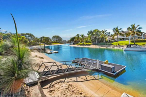 Broadbeach Bungalow - Heated Pool - Sleeps 7
